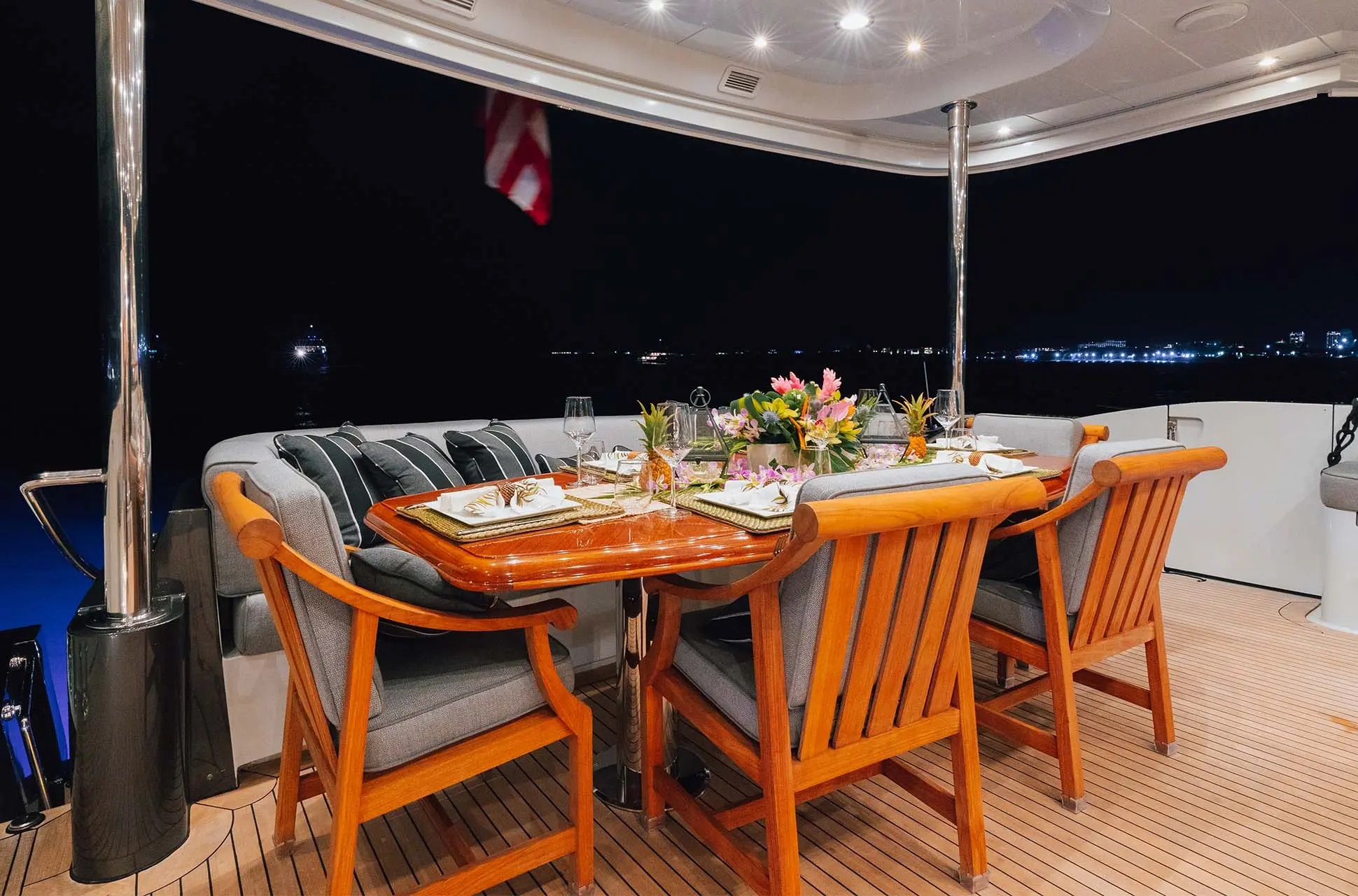 204 Main deck dining.jpg
