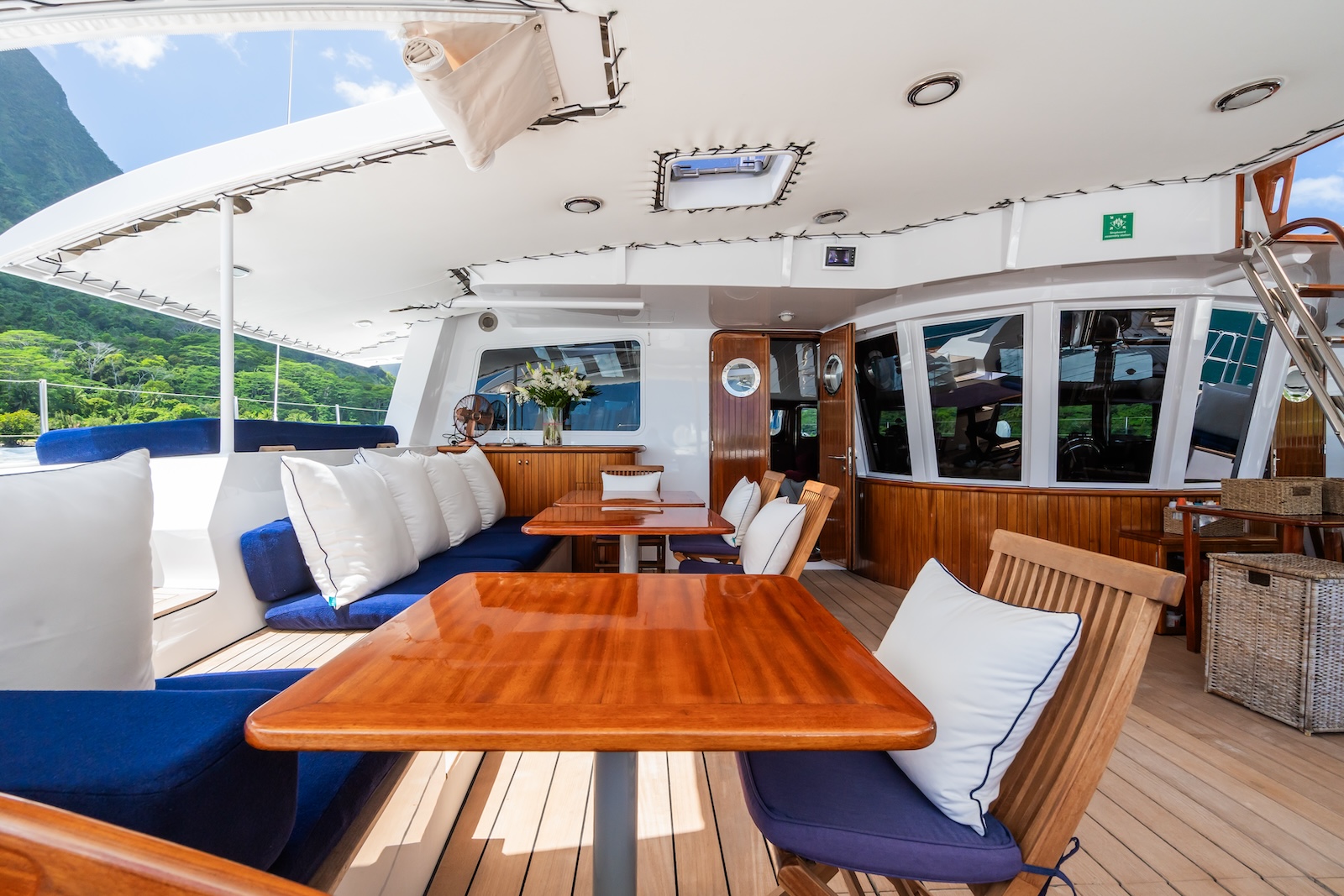 206 Main deck seating.jpg