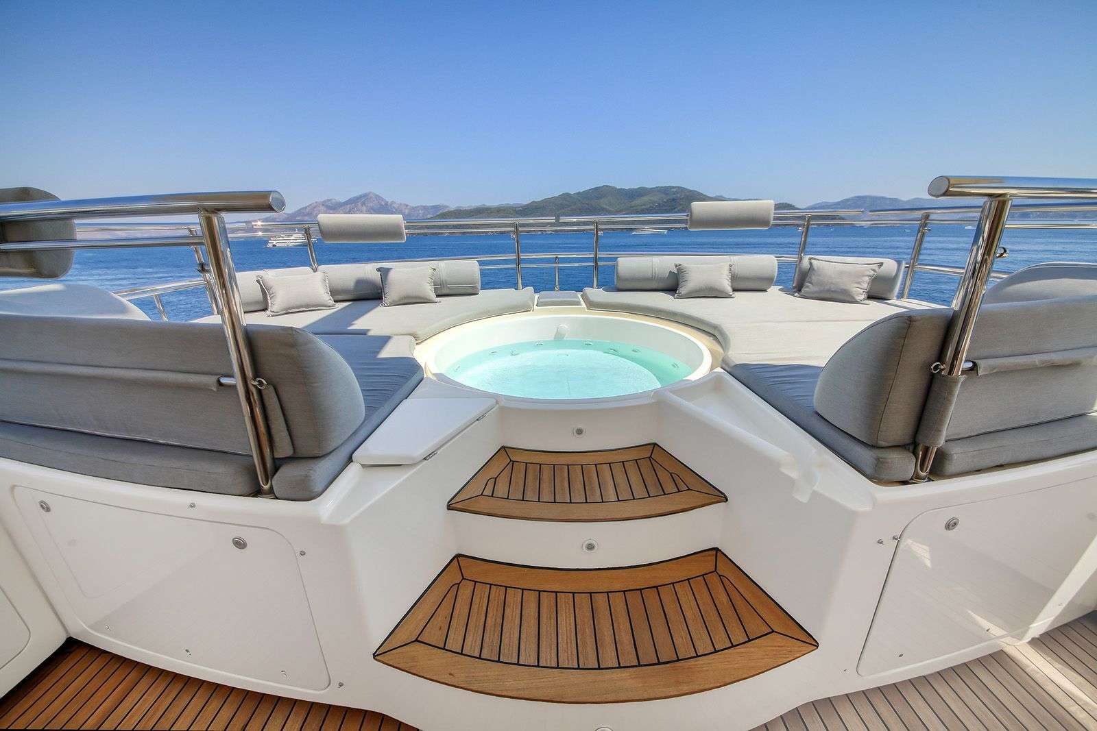207 Sun deck jacuzzi.jpg