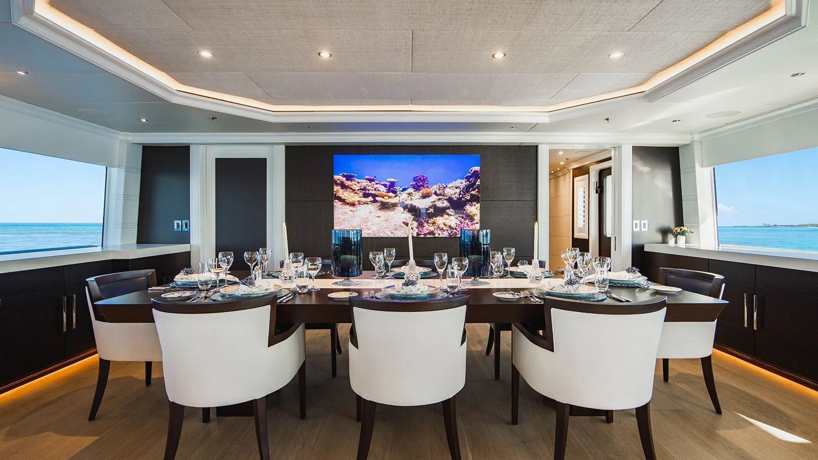 306 Main deck dining.jpg