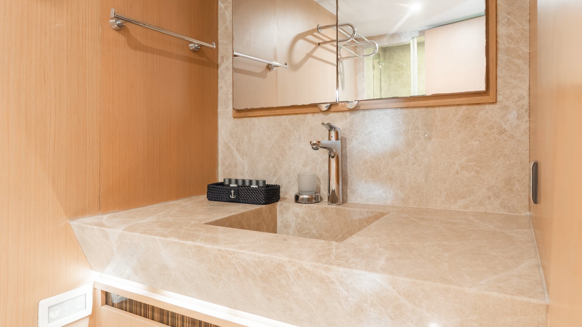 403 Ensuite bathroom.jpg