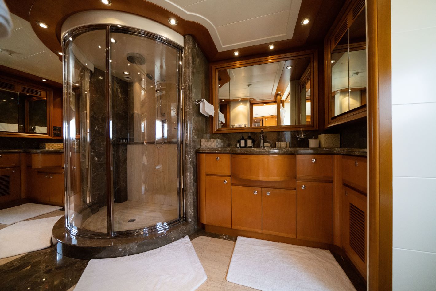 405 Master ensuite.jpg