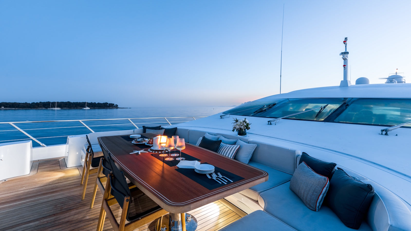 Bow dining area.jpg