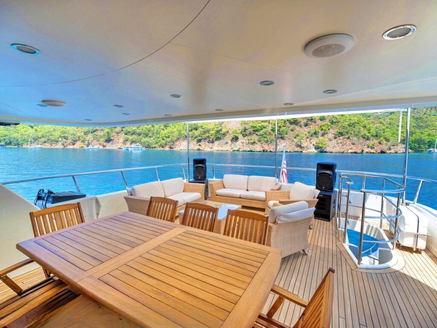 Exterior Relaxation Area With Dining 02.jpg