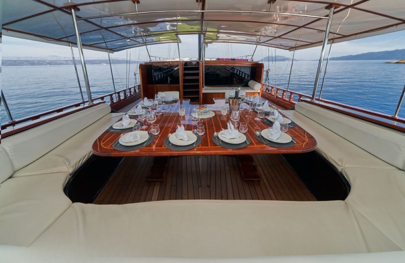 Exterior Relaxation Area With Dining 05.jpg