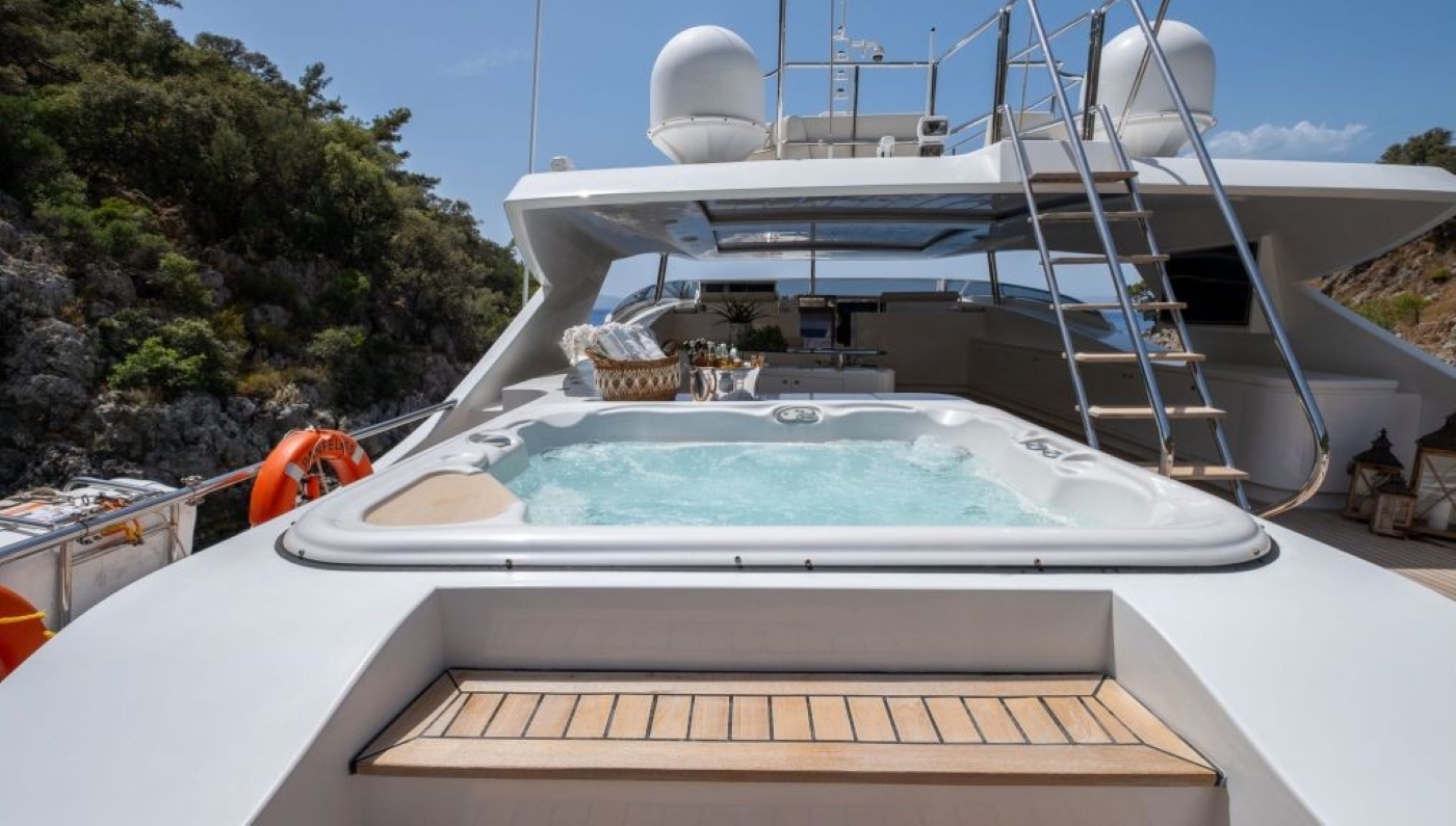 Exterior Sunbathing Area 04.jpg
