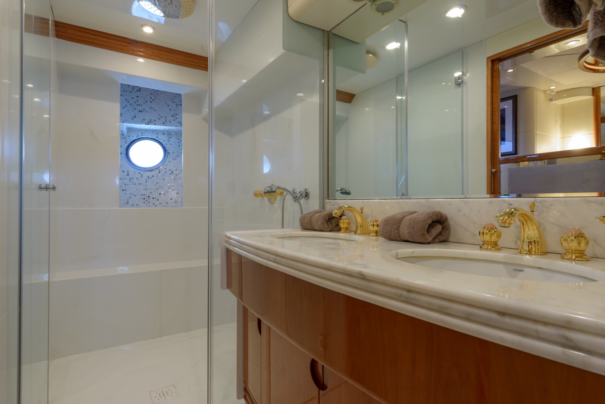 Guest cabin - bathroom 00001.jpg