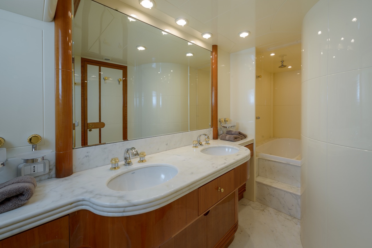 Guest cabin - bathroom 00002.jpg