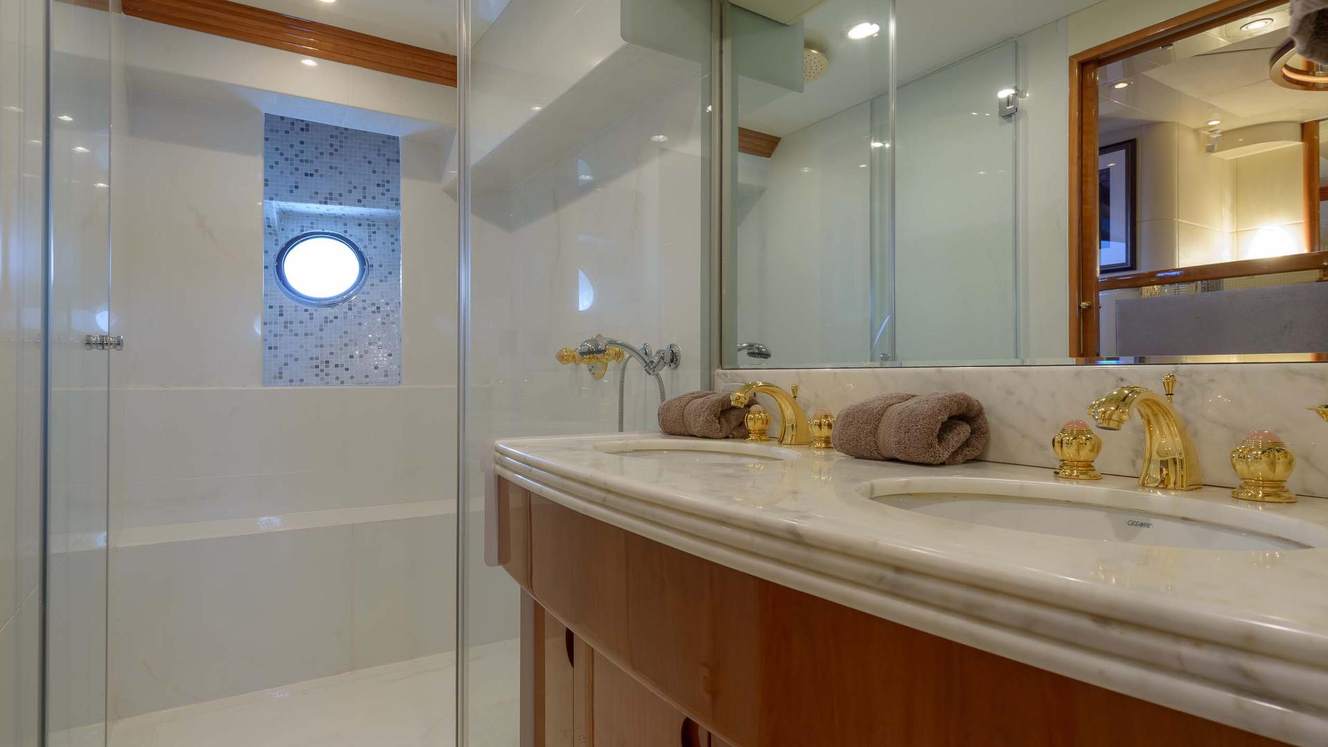 Guest cabin - bathroom 00004.jpg