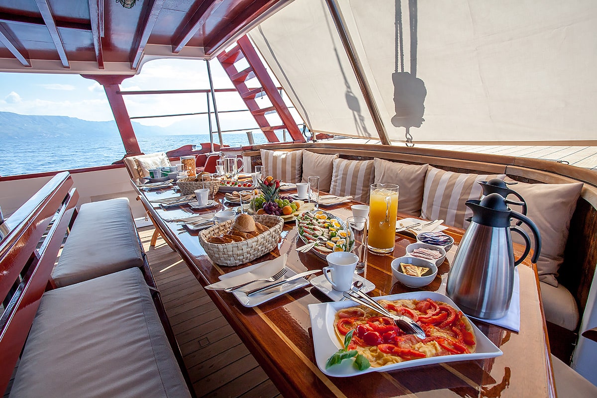 Gulet Sailing yacht ROMANCA aft dining.jpg