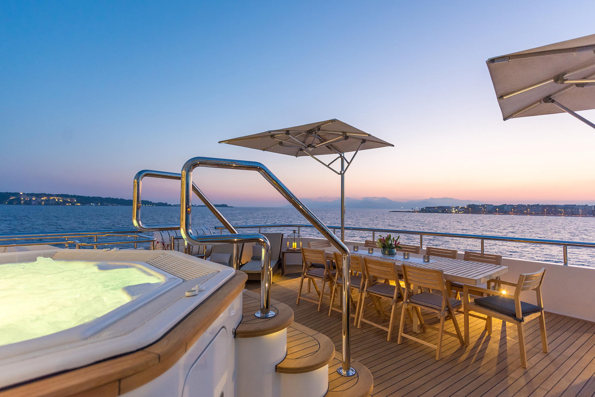 Jacuzzi and al fresco dining at night.jpg