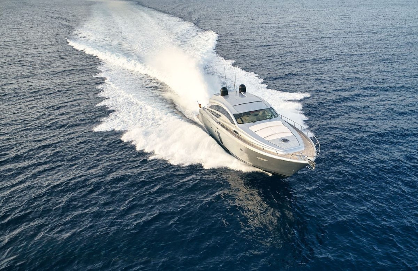 Motor Yacht LEGENDARY.jpg