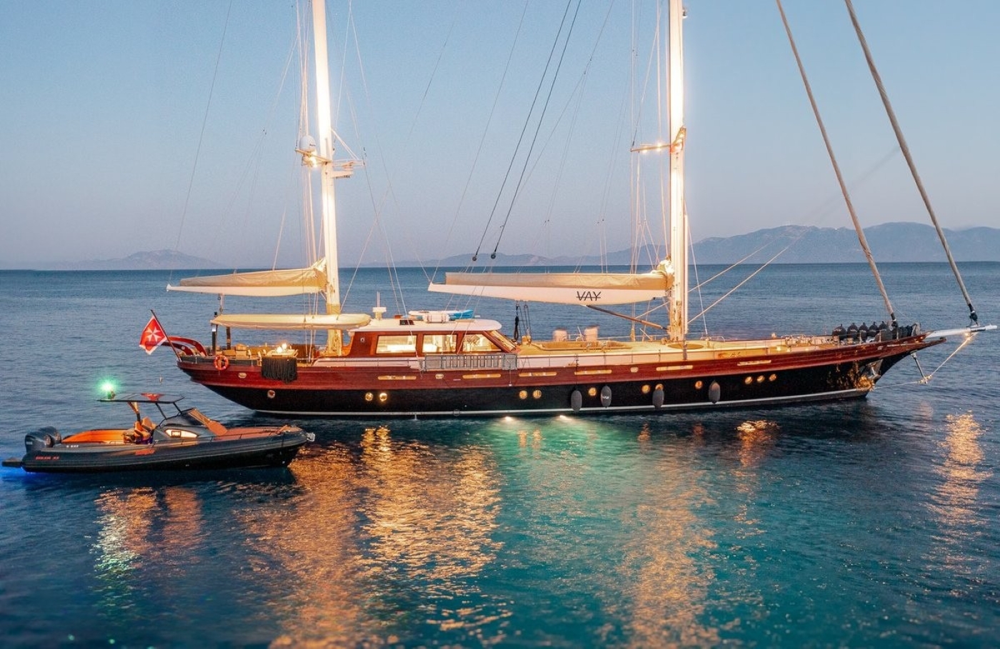 Motor Yacht VAY.jpg