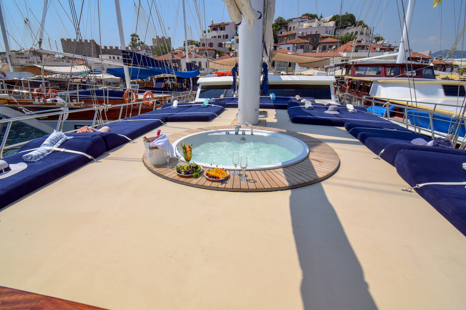 PERLA DEL MAR Exterior - Sun deck jacuzzi 2.jpg
