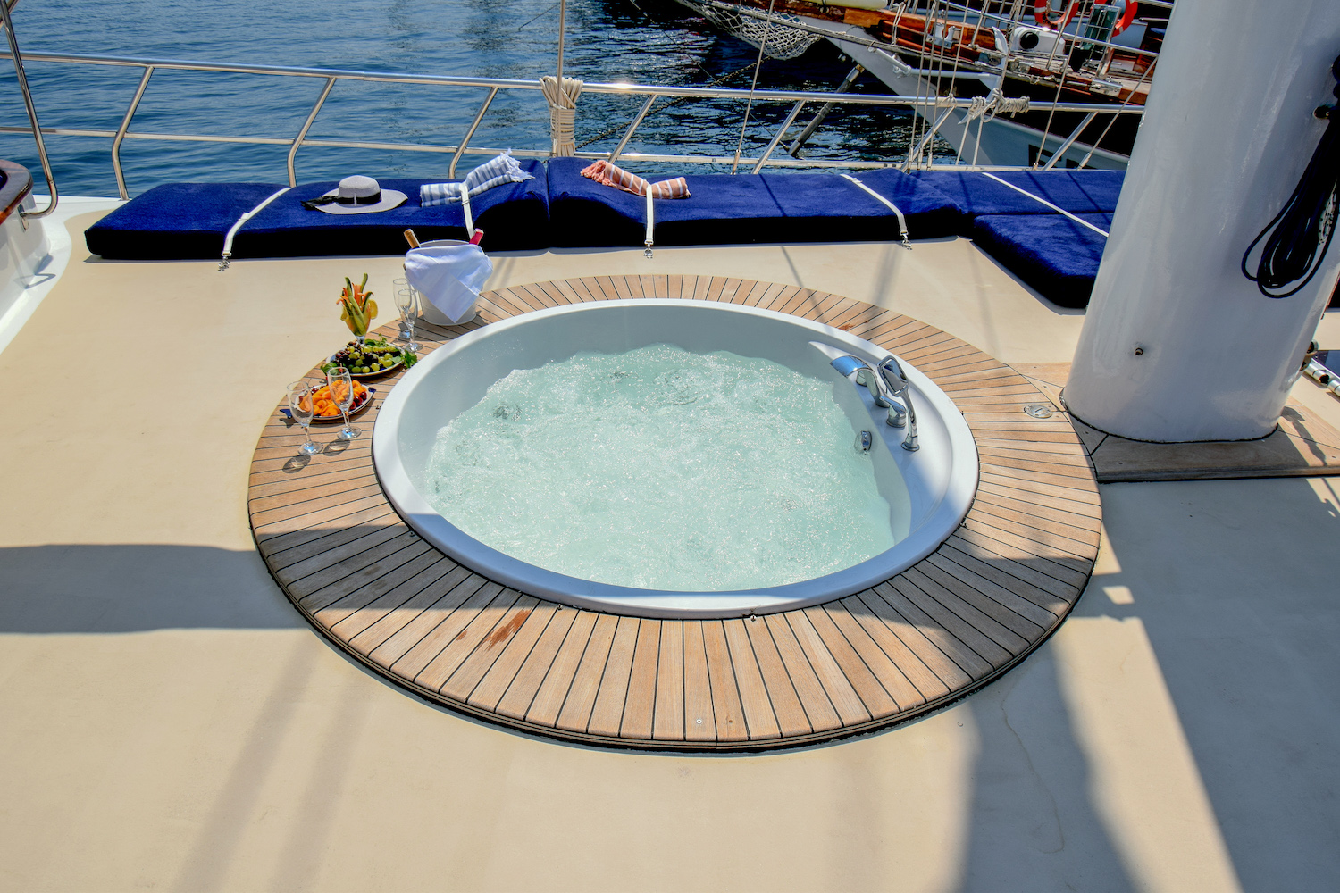PERLA DEL MAR Exterior - Sun deck jacuzzi.jpg