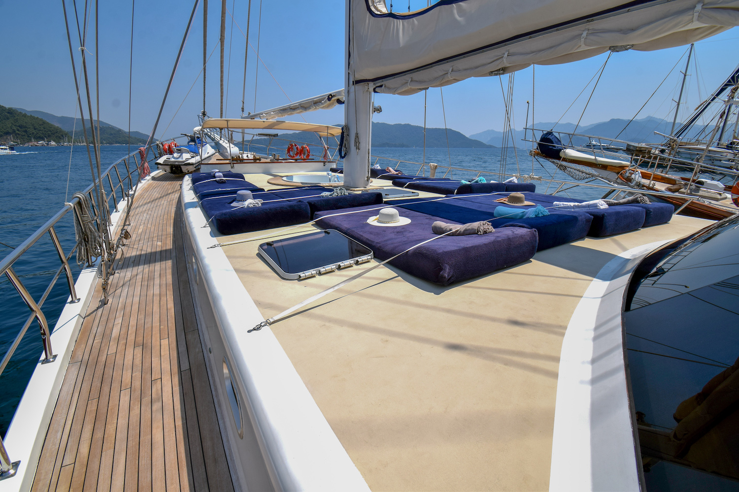 PERLA DEL MAR Exterior - Sun deck with sun beds 2.jpg