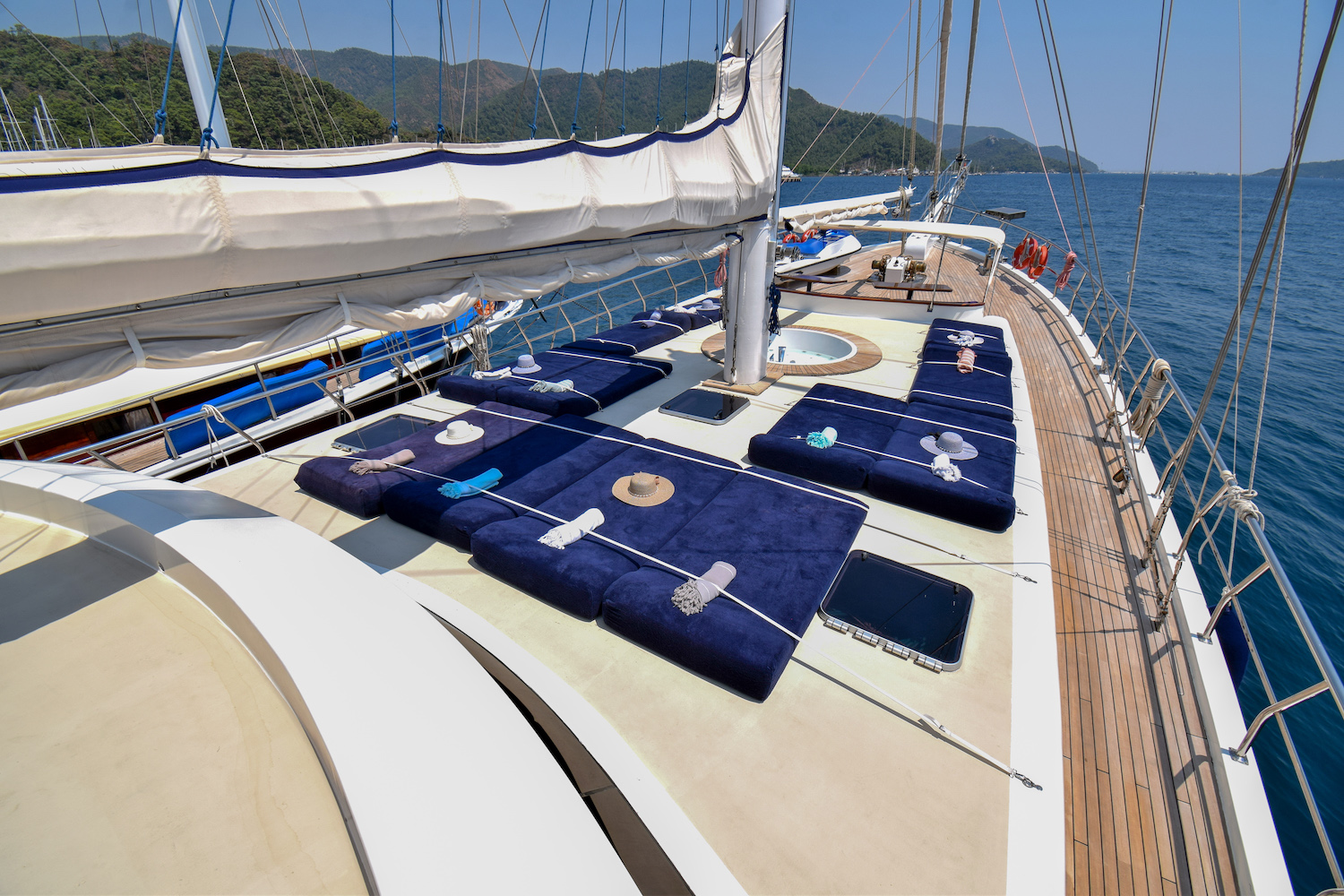 PERLA DEL MAR Exterior - Sun deck with sun beds 3.jpg