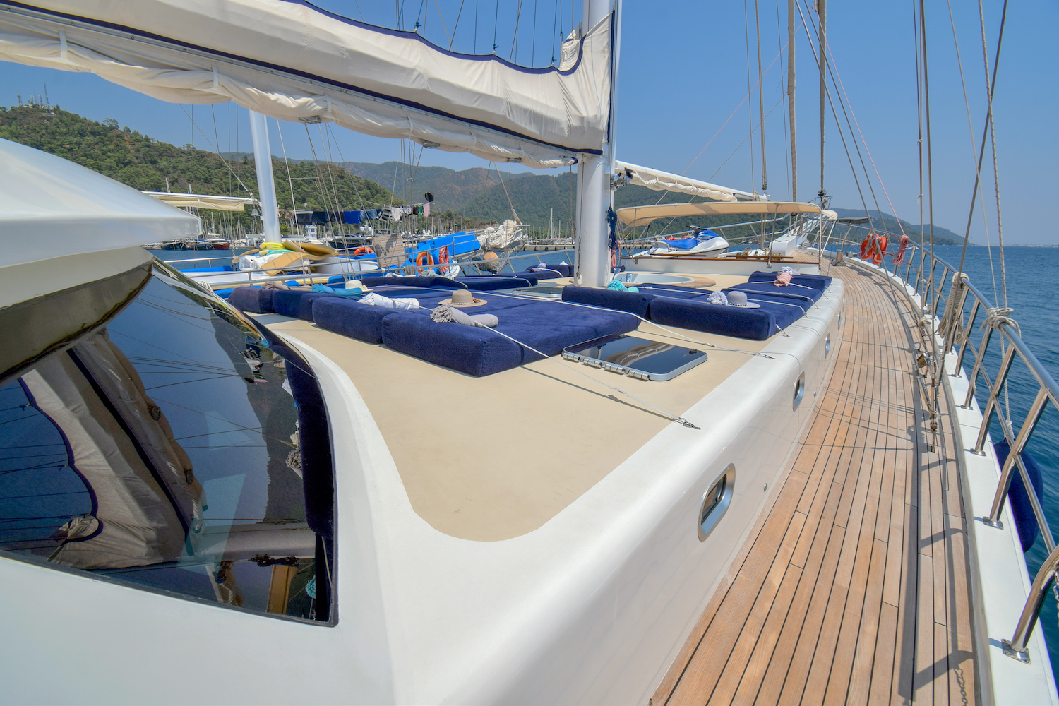 PERLA DEL MAR Exterior - Sun deck with sun beds.jpg
