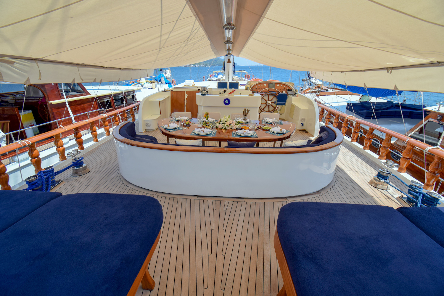 PERLA DEL MAR Exterior - Sun deck with table setting.jpg