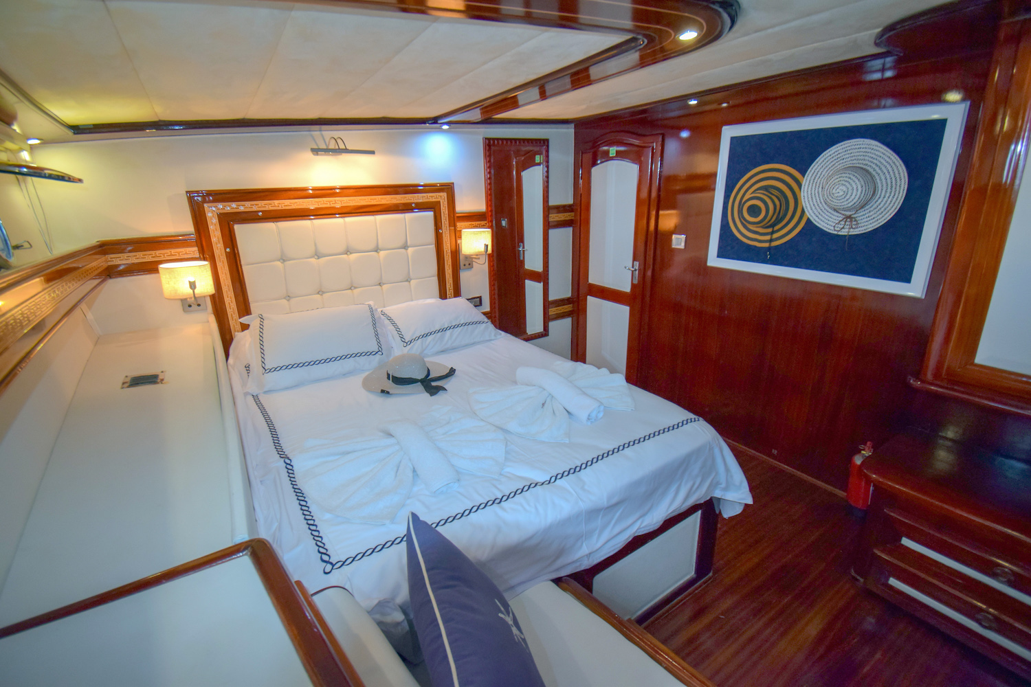 PERLA DEL MAR Interior - Double cabin 3.jpg
