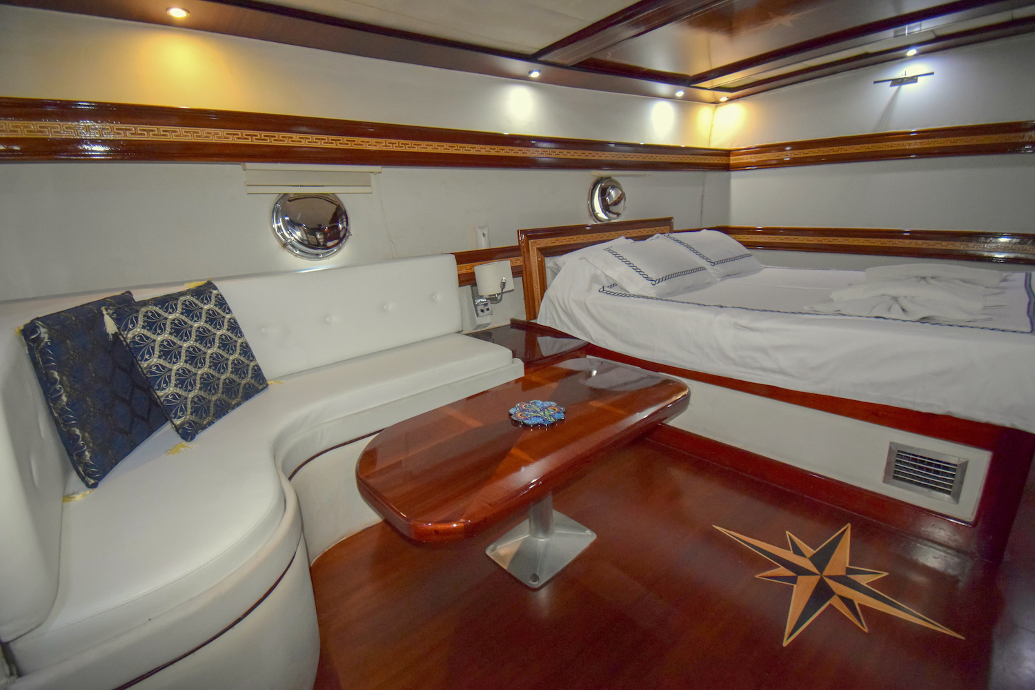 PERLA DEL MAR Interior - Double cabin 4.jpg