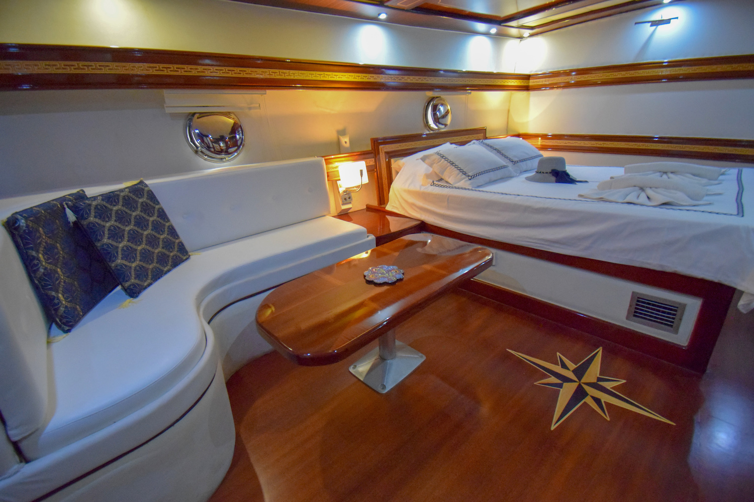 PERLA DEL MAR Interior - Double cabin 5.jpg