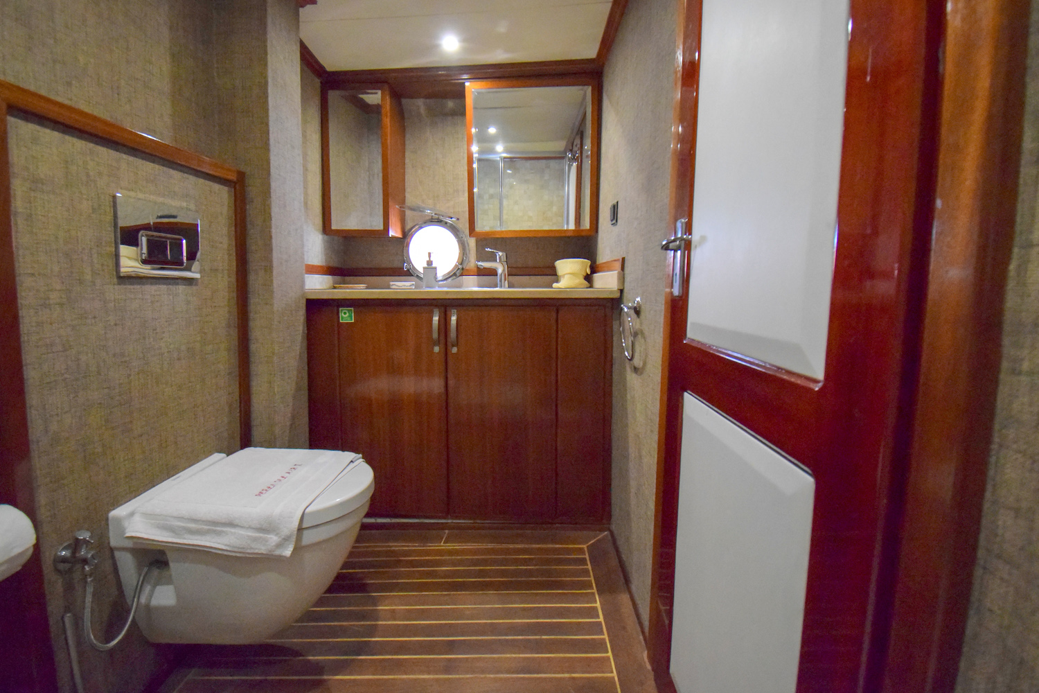 PERLA DEL MAR Interior - Double ensuite 3.jpg