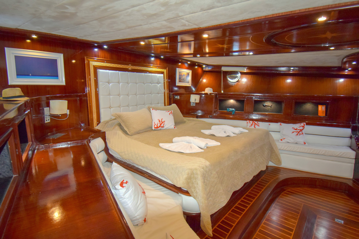 PERLA DEL MAR Interior - Master cabin 2.jpg