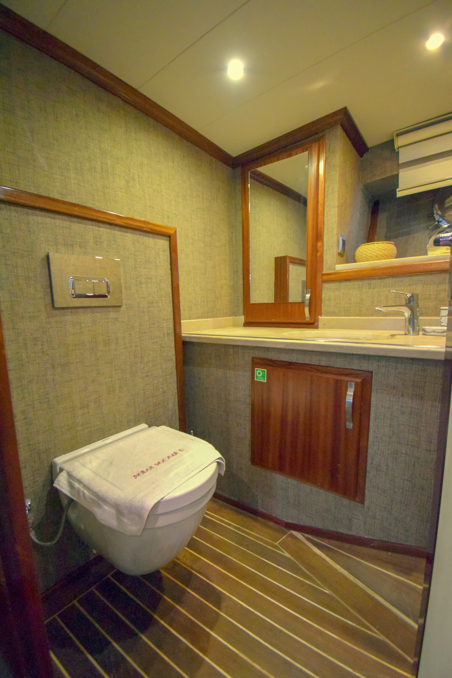 PERLA DEL MAR Interior - Master cabin ensuite 1.jpg