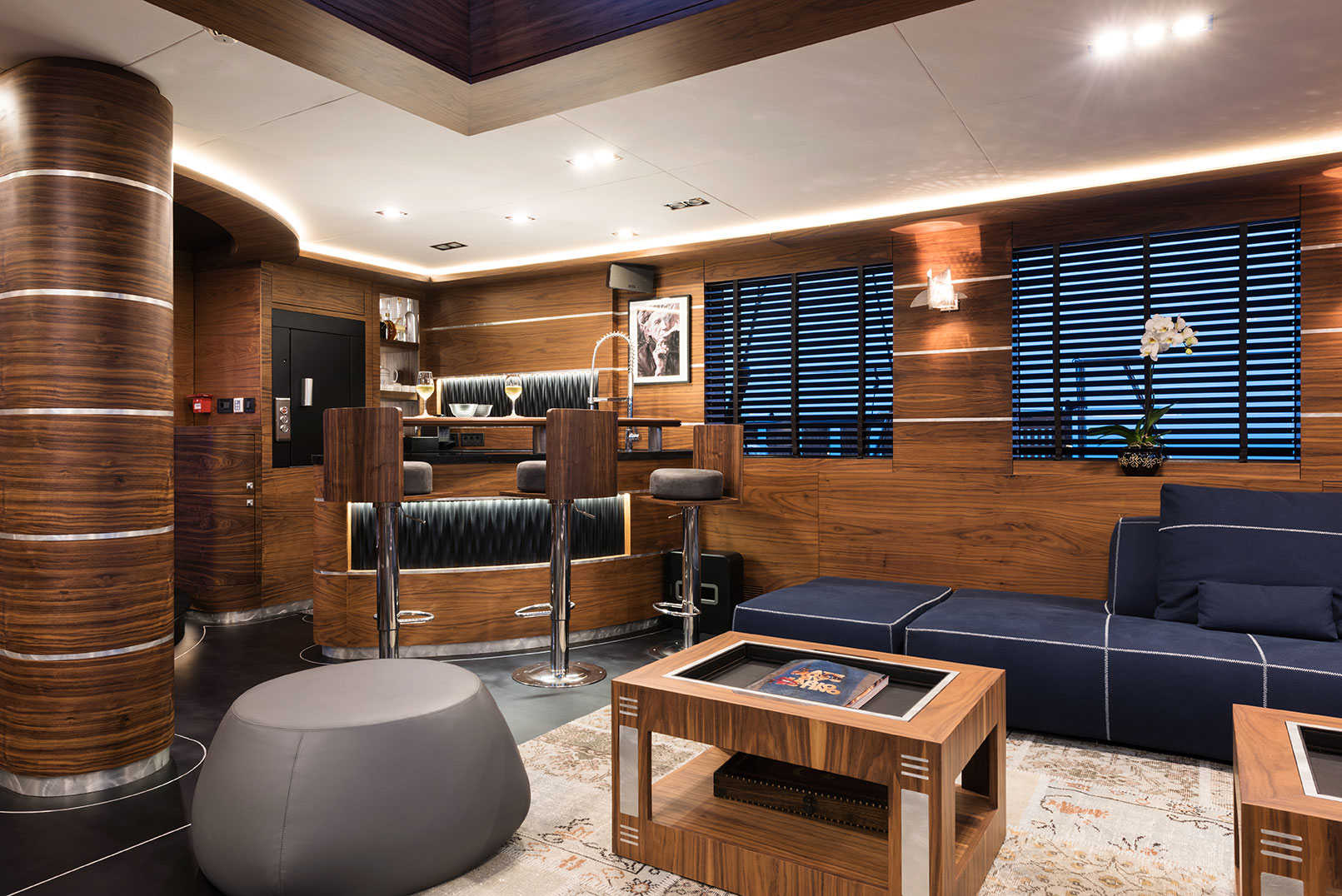 Salon with a bar.jpg