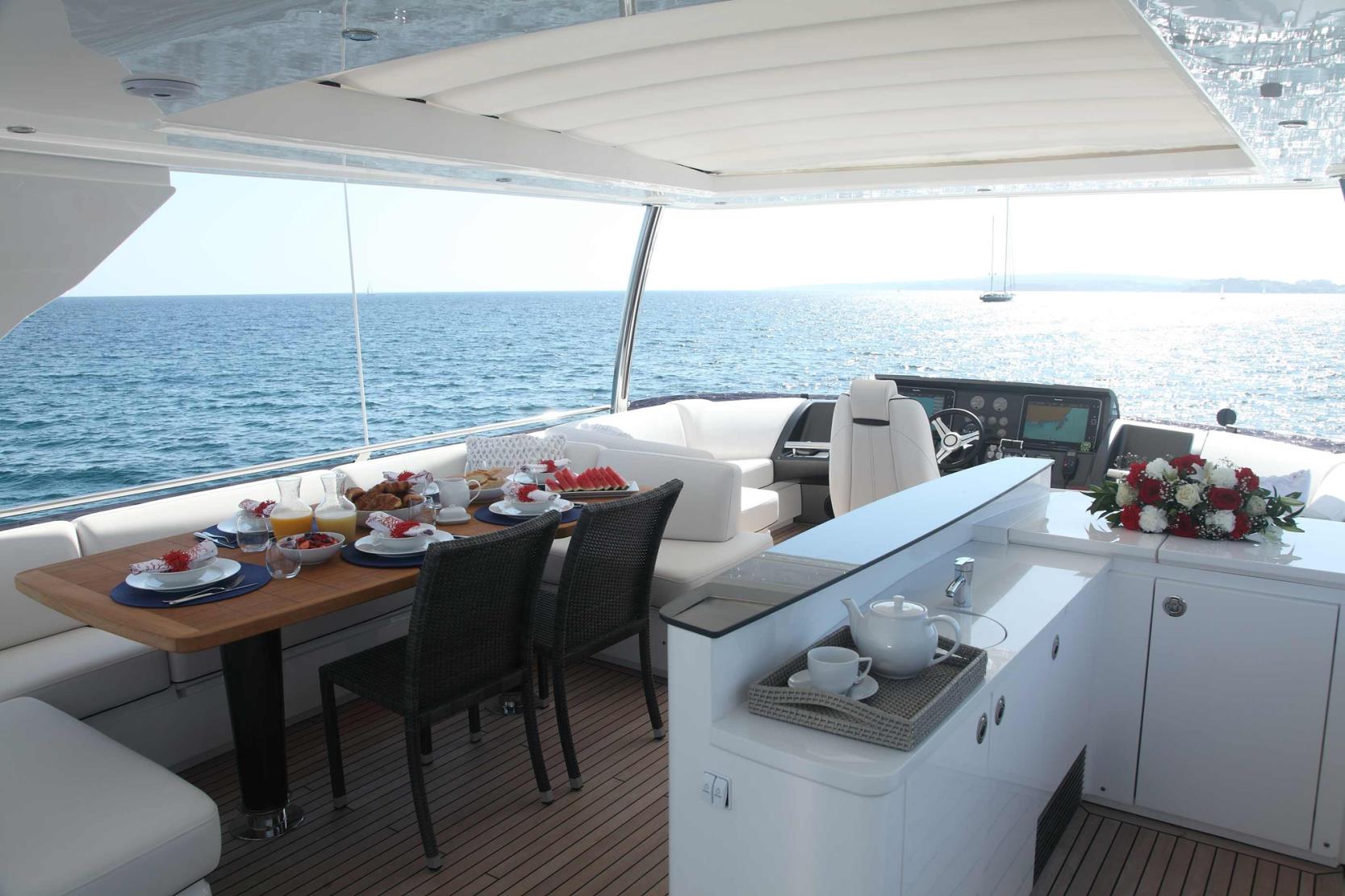 Sundeck dining.jpg