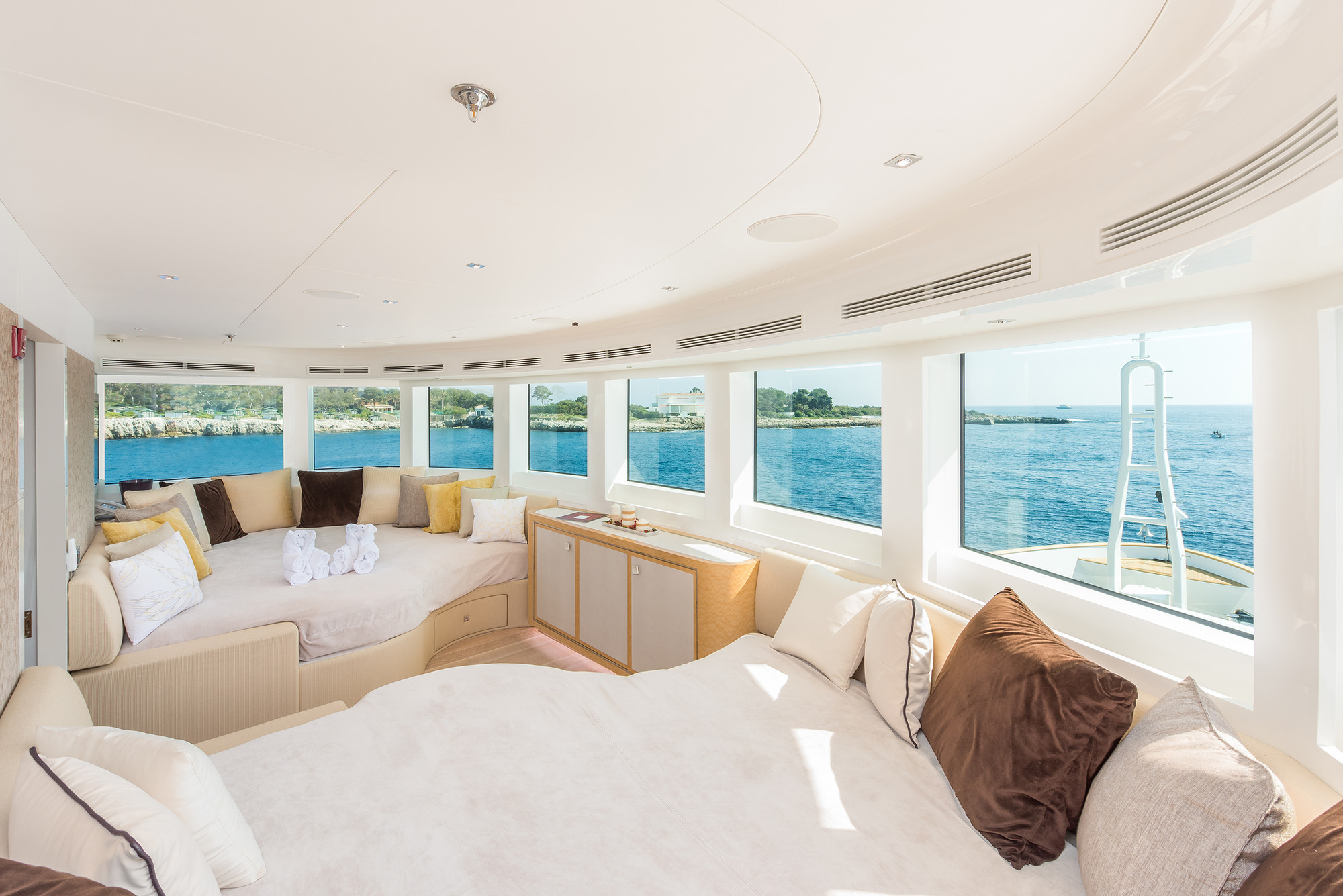 TV room with panoramic views.jpg