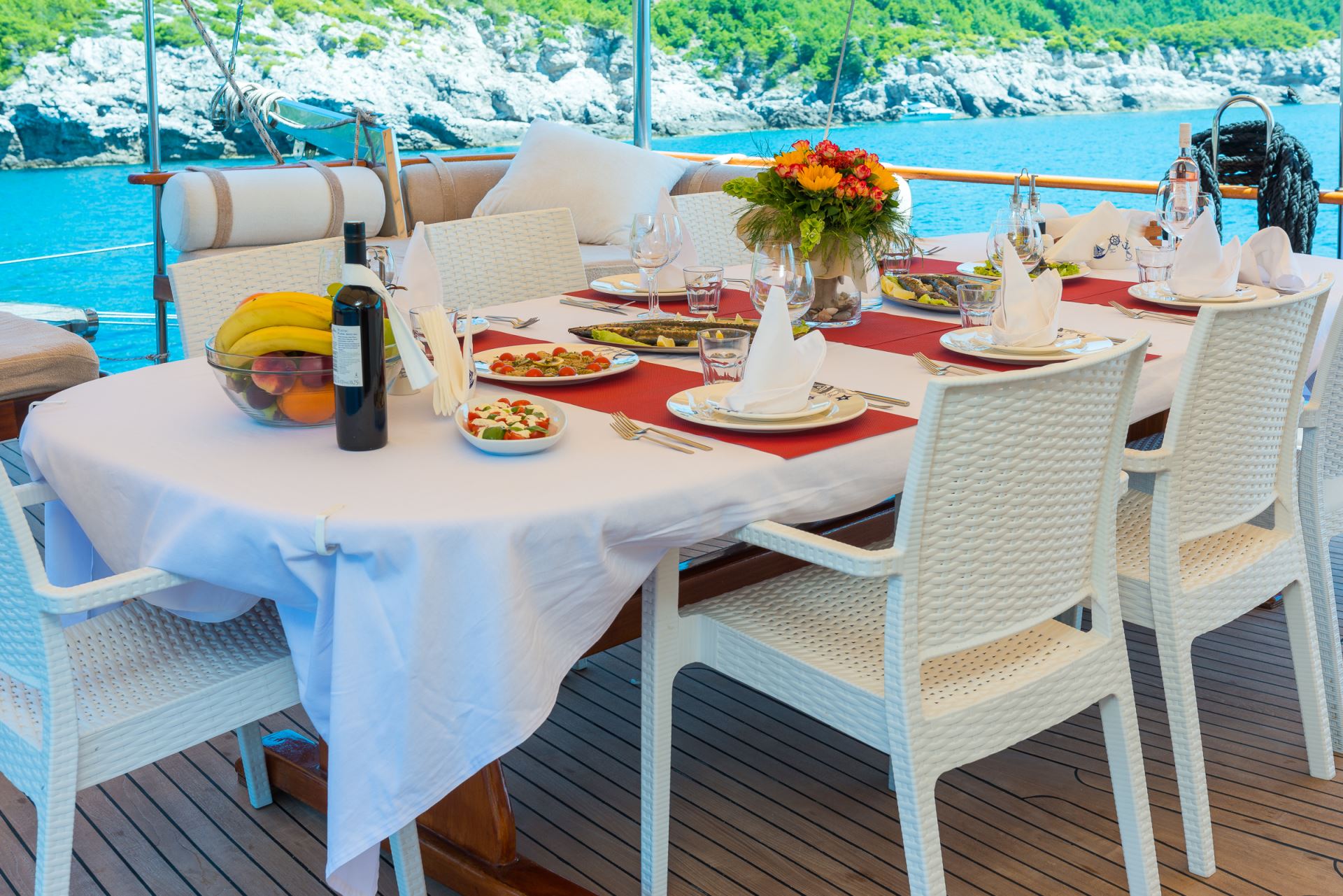 alfresco dining table.jpg