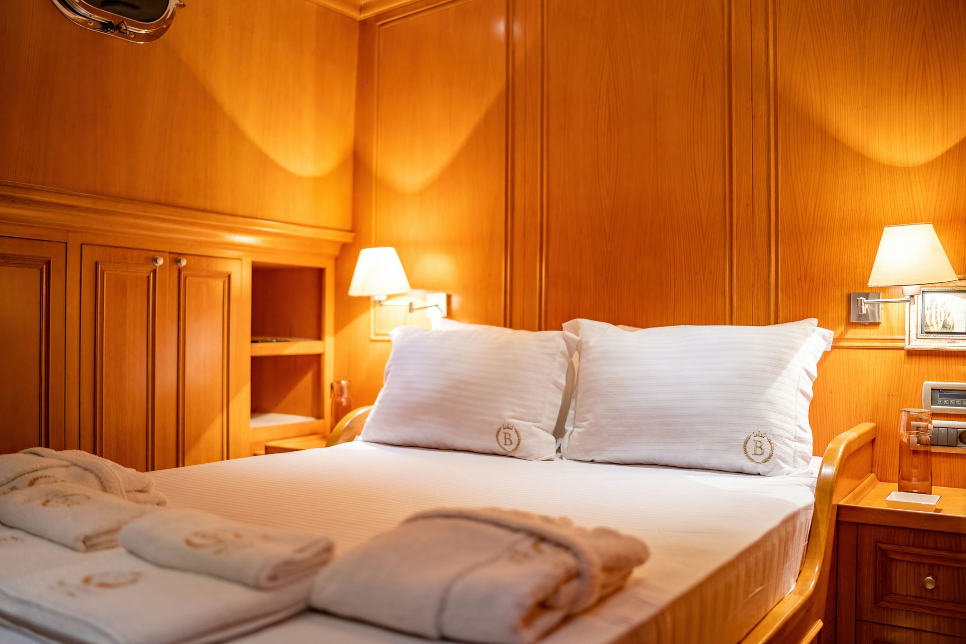guest cabin. - double bed.jpg