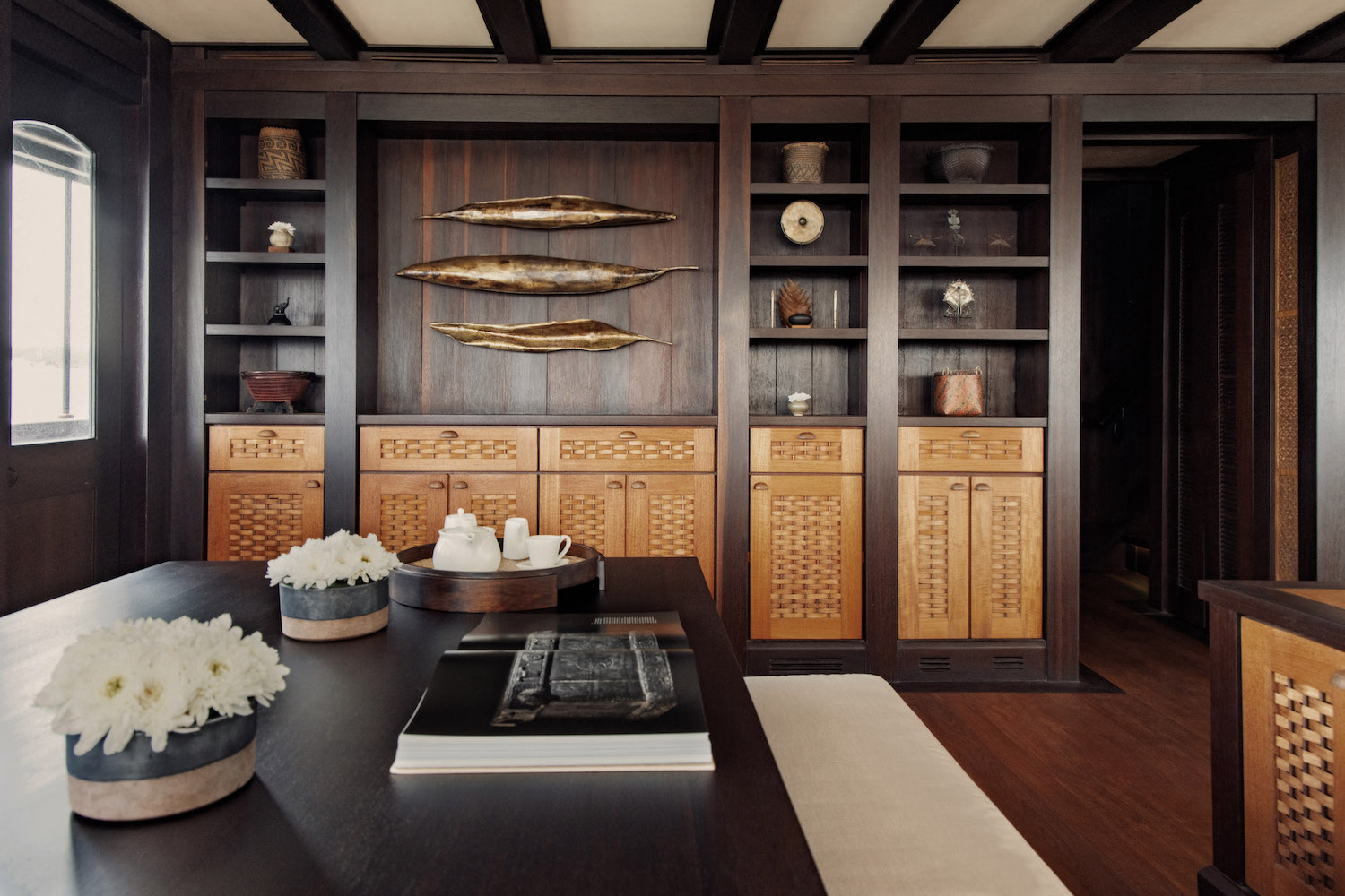 saloon - dining table.jpg