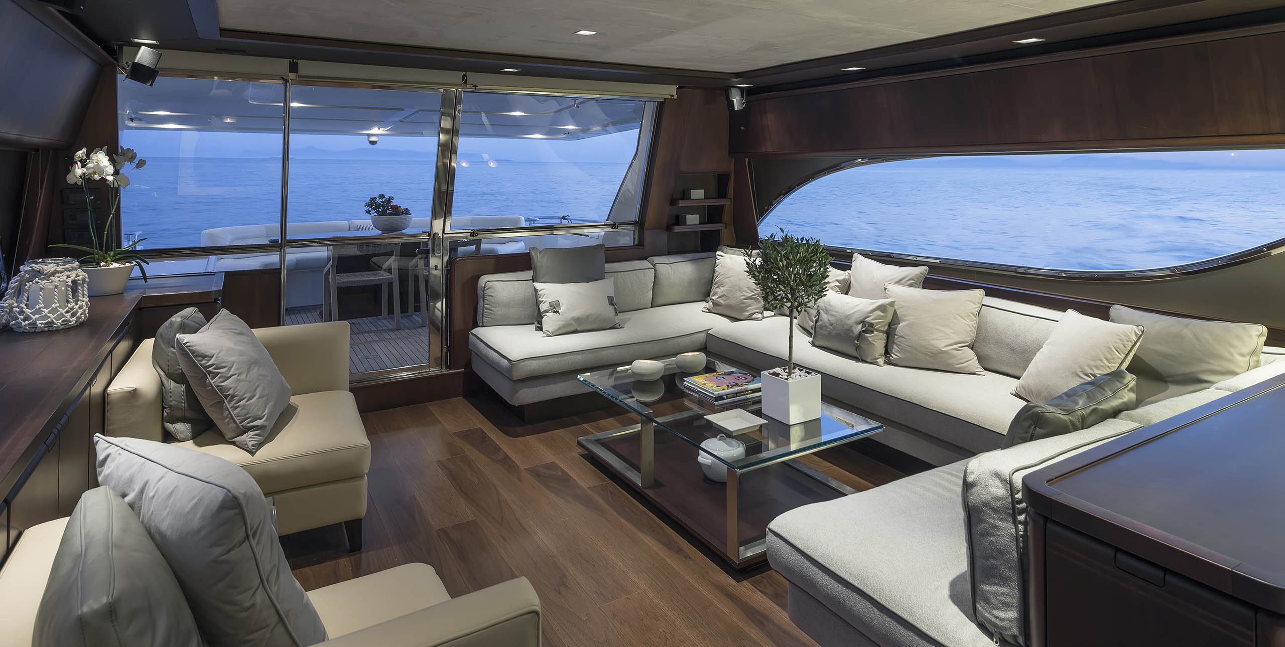 saloon looking out aft.jpg