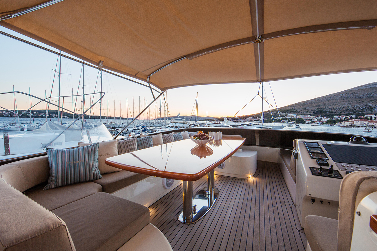 seating area on flybridge.jpg