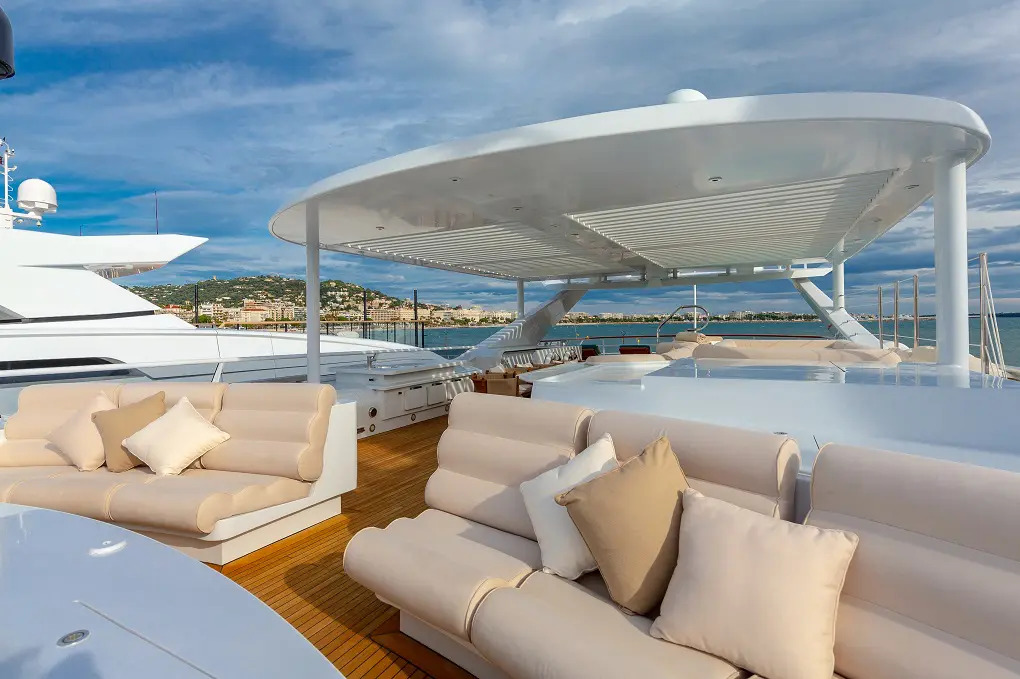 sun deck seating.jpg
