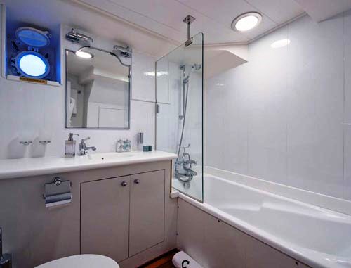  Camara C - Bathroom.jpg