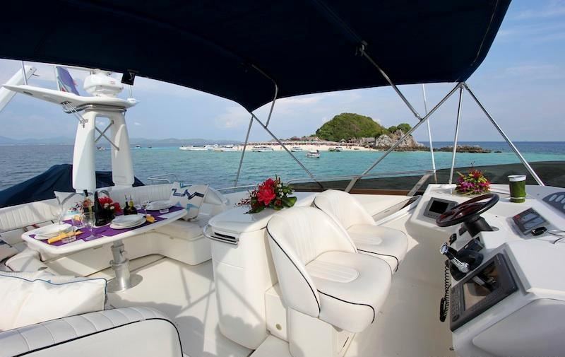 ISABELLA ROSE -  Flybridge Dining.jpg