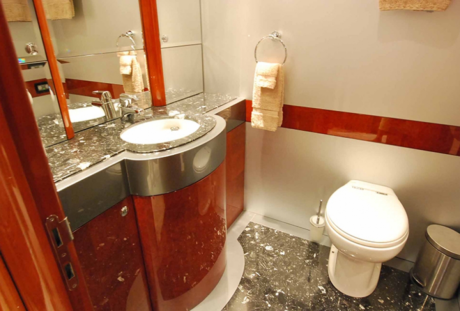 ANDIAMO - Master ensuite.jpg