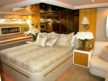 ANDIAMO 76 Lazzara -  Master Cabin.jpg