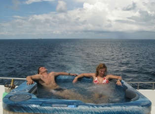 AREVARA - Jaccuzzi in Sundeck.jpg