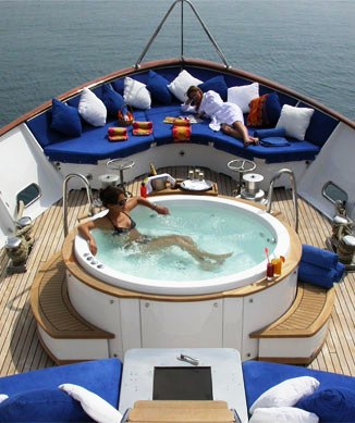 AVA - Foredeck Spa Pool.jpg