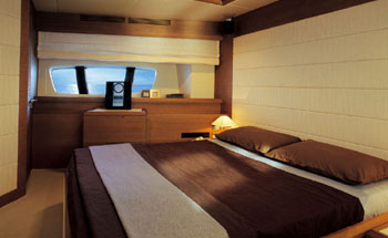 AZIMUT 98 - VIP Cabin.jpg