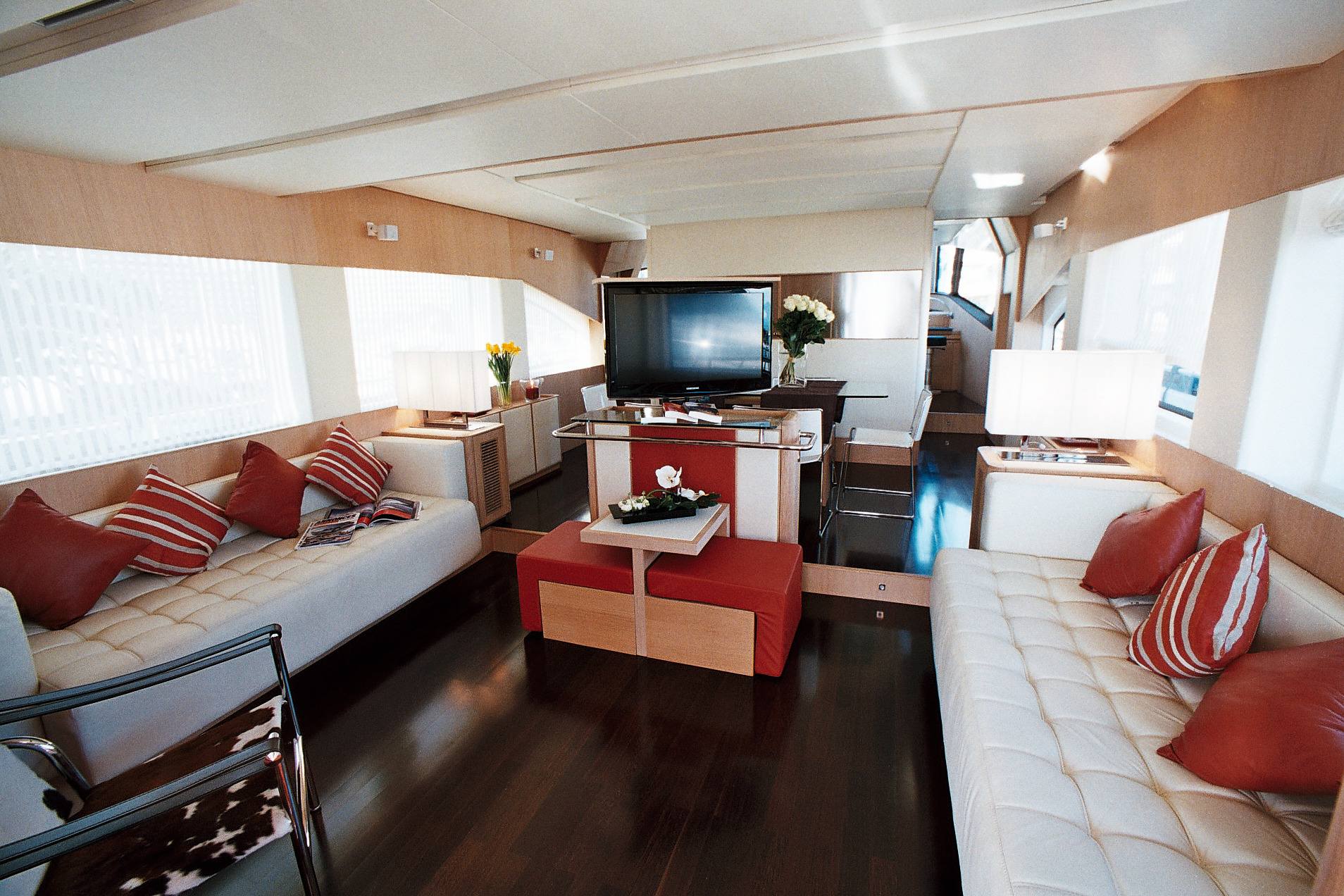 Aicon Yacht KRYS KAR - Salon.jpg