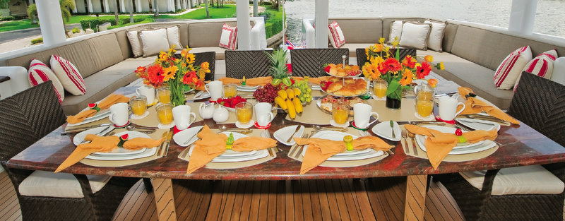 Al-Fresco-dining-on-board-Triumphant-Lady-Superyacht.jpg