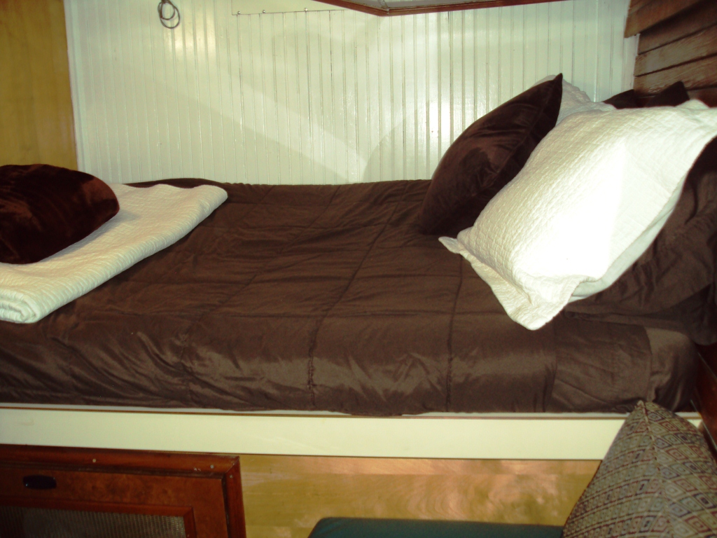 Alaska Pirates Pride (APP) - Lower Level Queen Cabin.JPG