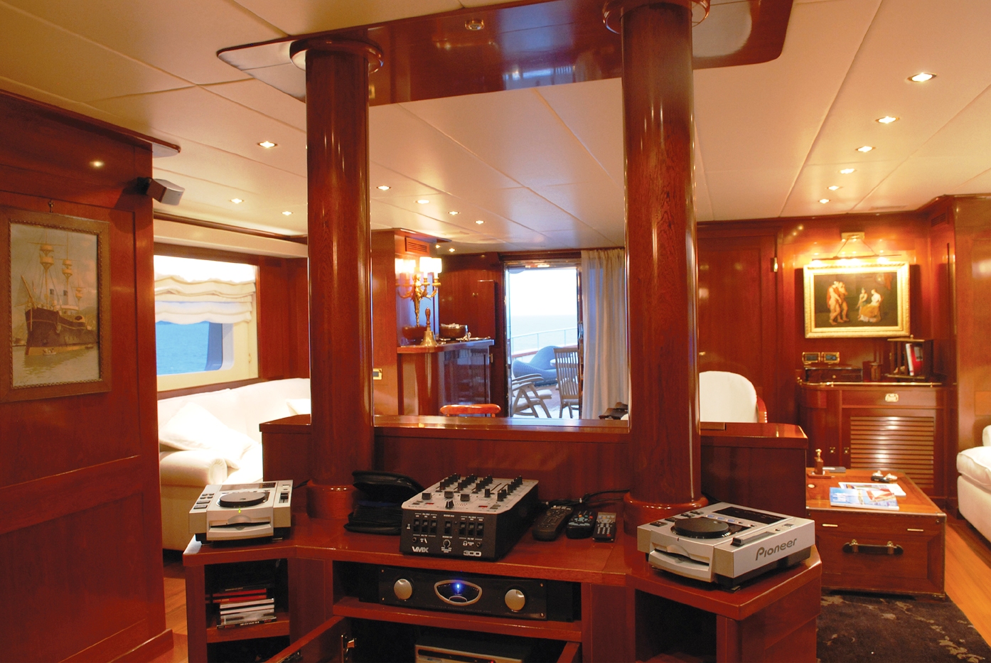 Ariete Saloon Upper Saloon + Dj Station.jpg
