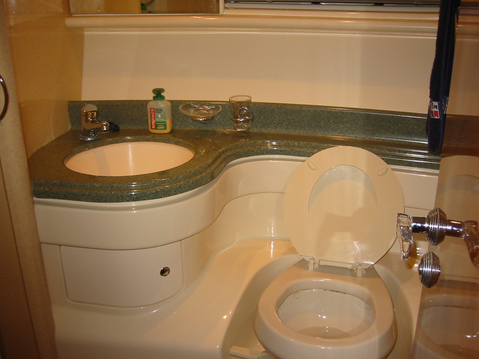 Azimut Yacht KIRAL -  Guest Ensuite.jpg
